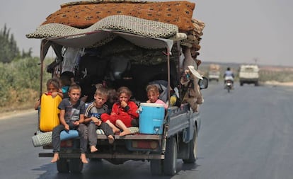 Niños sirios en una camioneta, el jueves en la región de Idlib.