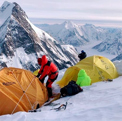 La expedición nepalí, durante una jornada del ascenso al K2.