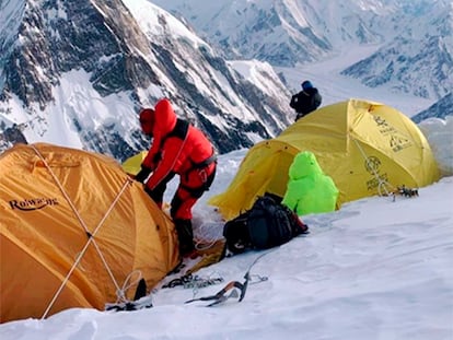 La expedición nepalí, durante una jornada del ascenso al K2.