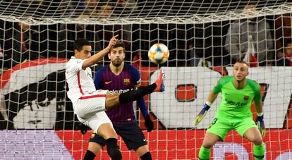 Ben Yedder remata enfront de Piqué i contra Cillessen.