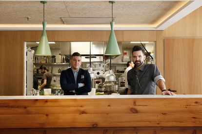 El jefe de sala Daniel Giganto (izda.) y el chef Javier del Blanco, en el restaurante LAV, una de las novedades gastro de la ciudad.