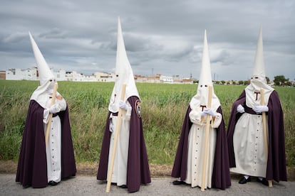 La Hermandad de la Entrega a su salida de Guadalcacín, en Jerez de la Frontera (Cádiz).
