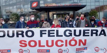 Delegados de CC OO y UGT se concentran en la sede de Duro Felguera en Gijón. 