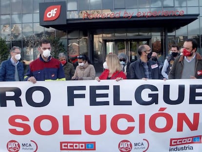 Delegados de CC OO y UGT se concentran en la sede de Duro Felguera en Gijón. 