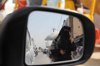 Una mujer habla por teléfono en Kandahar (Afganistán).