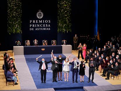 Katalin Kariko, Drew Weissman, Philip Felgner, Ugur Sahin, Ozlem Tureci, Derrick Rossi and Sarah Gilbert, los galardonados con el Princesa de Asturias de Investigación Científica y Técnica, tras recoger su premio en Oviedo.