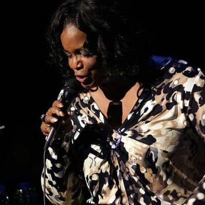 Dianne Reeves en un momento del recital que ofreció ayer en el Teatro Real.