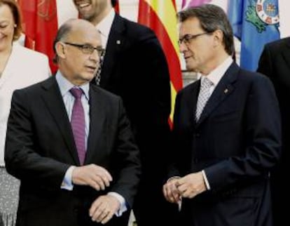 El ministro de Hacienda, Cristóbal Montoro (i), conversa con el presidente de la Generalitat, Artur Mas, la pasada semana durante la foto de familia de la V Conferencia de Presidentes.