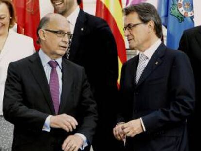 El ministro de Hacienda, Cristóbal Montoro (i), conversa con el presidente de la Generalitat, Artur Mas, la pasada semana durante la foto de familia de la V Conferencia de Presidentes.