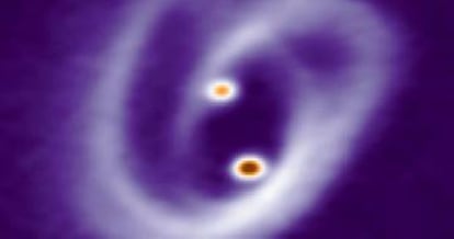 Los complejos filamentos en forma de 'pretzel' que rodean a las dos jóvenes estrellas y a sus pequeños discos.