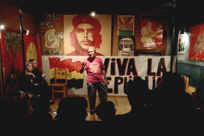 Despedida anoche con el puño en alto de los activistas del Marx Madera.