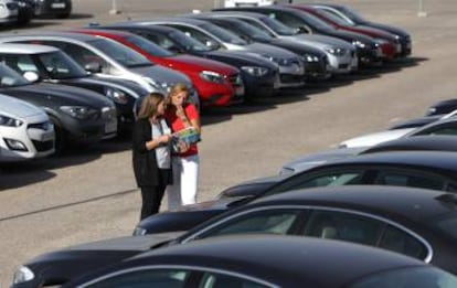 Una cliente y una trabajadora de Arval en el aparcamiento de la empresa en Madrid.