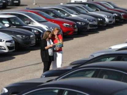 Una cliente y una trabajadora de Arval en el aparcamiento de la empresa en Madrid.