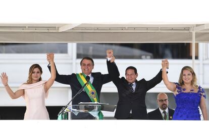 A primeira-dama Michelle Bolsonaro, o presidente Jair Bolsonaro, o vice Hamilton Mourão e a vice-primeira-dama Paula Mourão, após a posse presidencial. Começa o Governo Bolsonaro. 