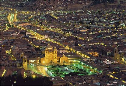 En 1534, Pizarro fundó la ciudad de Cuzco en la antigua capital de los incas. Hoy, la plaza de Armas, presidida por la catedral, levantada por los españoles sobre el palacio del Inca Viracocha, es el punto neurálgico de día y también de noche.