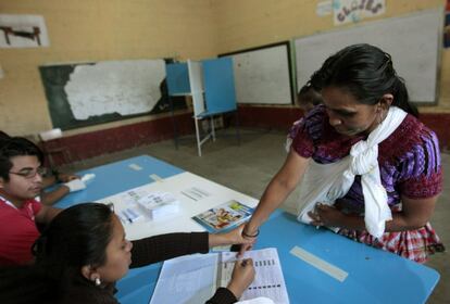 Una votante imprime su huella dactilar en un centro electoral de Santa Cruz, Chinautla, Guatemala.