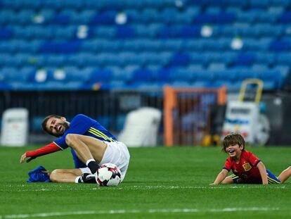 Gerard Piqu&eacute; juega con su hijo Milan en el c&eacute;sped del Bernab&eacute;u despu&eacute;s del partido contra Italia.  