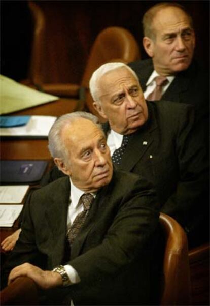 Sharon, junto a sus viceprimeros ministros Peres (izquierda) y Olmert.