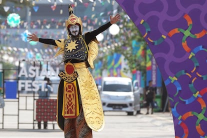 Un hombre viste un atuendo tradicional para promocionar los próximos Juegos Asiáticos Yakarta-Palembang 2018 en Yakarta (Indonesia).