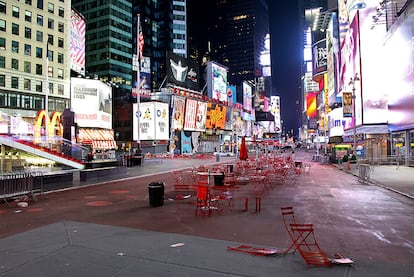 La popular plaza Times Square, de Nueva York, vacía de viandantes.  