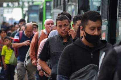 Usuarios de la Linea A del metro hacen fila para ingresar a las unidades de transporte de apoyo, debido al cierre parcial de esa línea por las inundaciones.