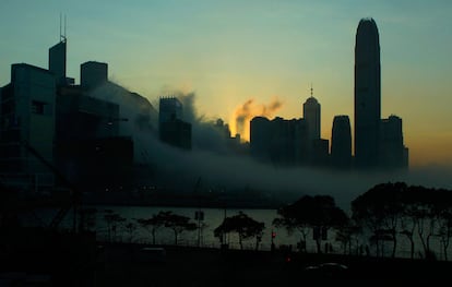 El distrito financiero de Hong Kong, cubierto de niebla a primera hora.