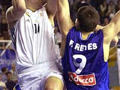 Alfonso Reyes intenta encestar ante la oposición de su hermano Felipe.