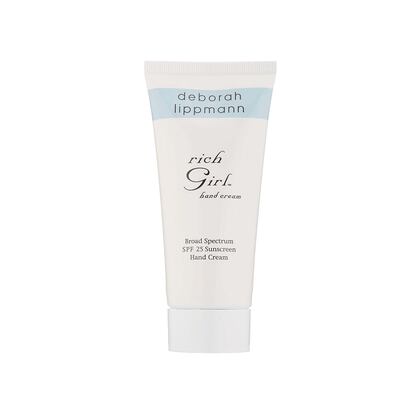 Activos como el extracto de mora en la crema de manos Rich Girl de Deborah Lippmann (30 €) sirven para igualar el tono. Su factor 25 garantiza una protección eficaz durante desplazamientos. El consejo: reaplicar cada hora si se va a mantener la exposición solar de forma continuada.