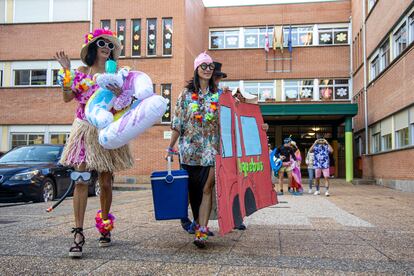 Flotadores, amigos y buen humor son los tres ingredientes principales del recibimiento a los alumnos del Centro de Educación Infantil y Primaria Duquesa de la Victoria de Logroño que han puesto en práctica sus profesores este lunes para endulzar la vuelta al cole.