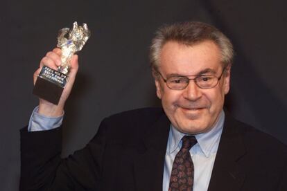 El director Milos Forman, con el Oso de Plata en el escenario por su película Man On The Moon, en el 2000.