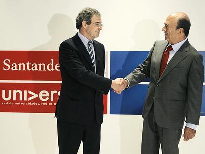 César Alierta, a la izquierda, saluda a Emilio Botín tras la firma del acuerdo.