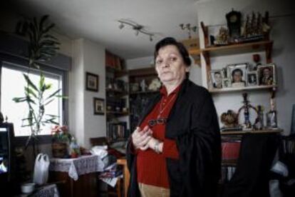 Amalia Torres, de 51 años, posa en su casa de la calle Montes Pirineos de Vallecas cuyo desahucio fue parado por la concejala Eva Durán.