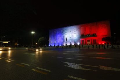 La sede del Gobierno de Albania, en Tirana, también ha hecho un gesto al dolor que sufren los franceses tras los atentados de este viernes.