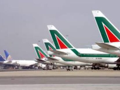 Varios aviones de Alitalia en el aeropuerto internacional 'Leonardo da Vinci' de Fiumicino, Roma, Italia. EFE/Archivo