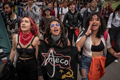 Poco antes de las seis de la tarde, hora local de Bogotá, los estudiantes comenzaron a lanzar consignas y a subir de tono las protestas en el interior de la Universidad. 