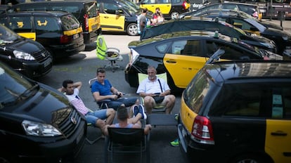 Taxistas en huelga bloquean la Gran Via de Barcelona.