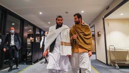 Representantes de la delegación talibana en el hotel Soria Moria de Oslo, donde se van a desarrollar la conversaciones, el domingo 23 de enero.