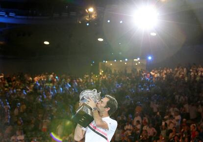 Roger Federer besa el trofeo tras ganar el Open de Australia, el 28 de enero de 2018.
