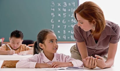 Una maestra dando clase a unos ni&ntilde;os.