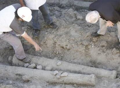 Un grupo de arqueólogos observa los cañones de la embarcación descubierta en Buenos Aires.