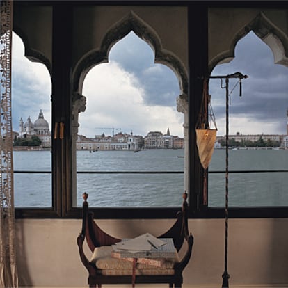 Desde las ventanas del hotel Cipriani, un palacio del siglo XV situado en una de las islas de Venecia, la belleza decadente del Gran Canal atrapa al viajero.