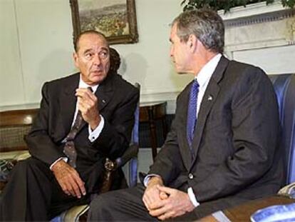 El presidente Jacques Chirac (izda.), junto a George Bush, en el despacho oval.