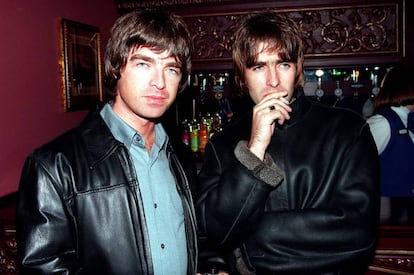 Noel e Liam Gallagher fotografados em Londres em 1995.