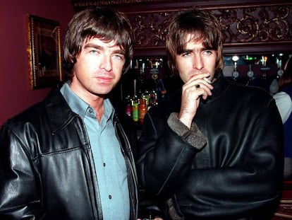 Noel y Liam Gallagher fotografiados en Londres en 1995.