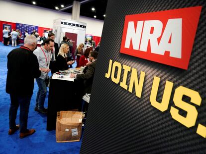 Asistentes a una reunión anual de la Asociación Nacional del Rifle (NRA) en Maryland, el 27 de febrero de 2020.