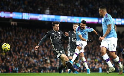 Mahrez dispara ante el Leicester.