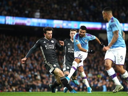 Mahrez dispara ante el Leicester.