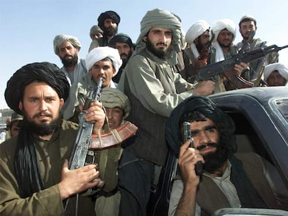 Combatientes talibanes posan con sus armas en el bazar de Kandahar en noviembre de 2001.