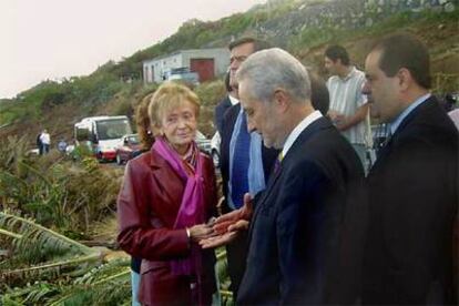 Fernández de la Vega y el presidente canario, Adán Martín (segundo por la derecha), en La Palma.
