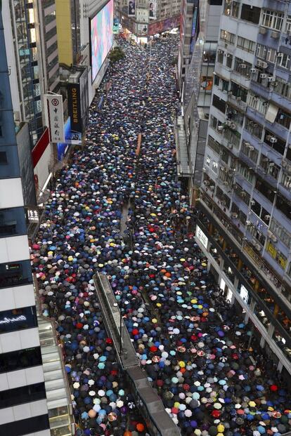 Las autoridades de Hong Kong habían denegado el permiso a la marcha, la cual iba a cruzar la ciudad, reduciéndola a una concentración en el interior del parque Victoria, pero la asistencia ha sido tal que los alrededores han quedado bloqueados y la gente ha acabado por ponerse en movimiento.